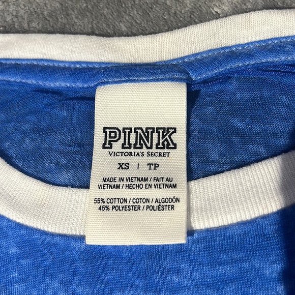 Brand is pink, color is blue. This shirt is an XS but it’s pretty stretchy. - Picture 4 of 5